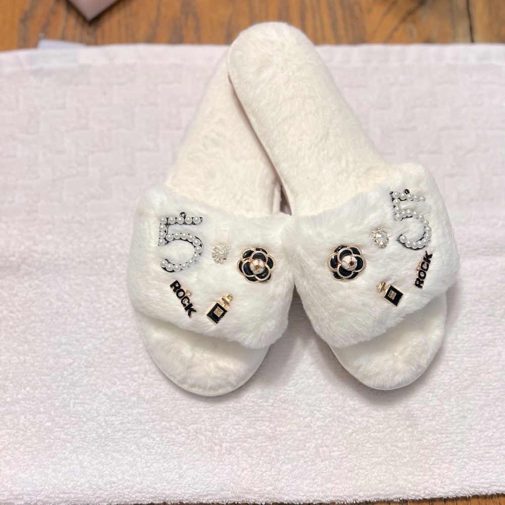 Luxurious Embellished Fuzzy Furry Slippers (L-10)